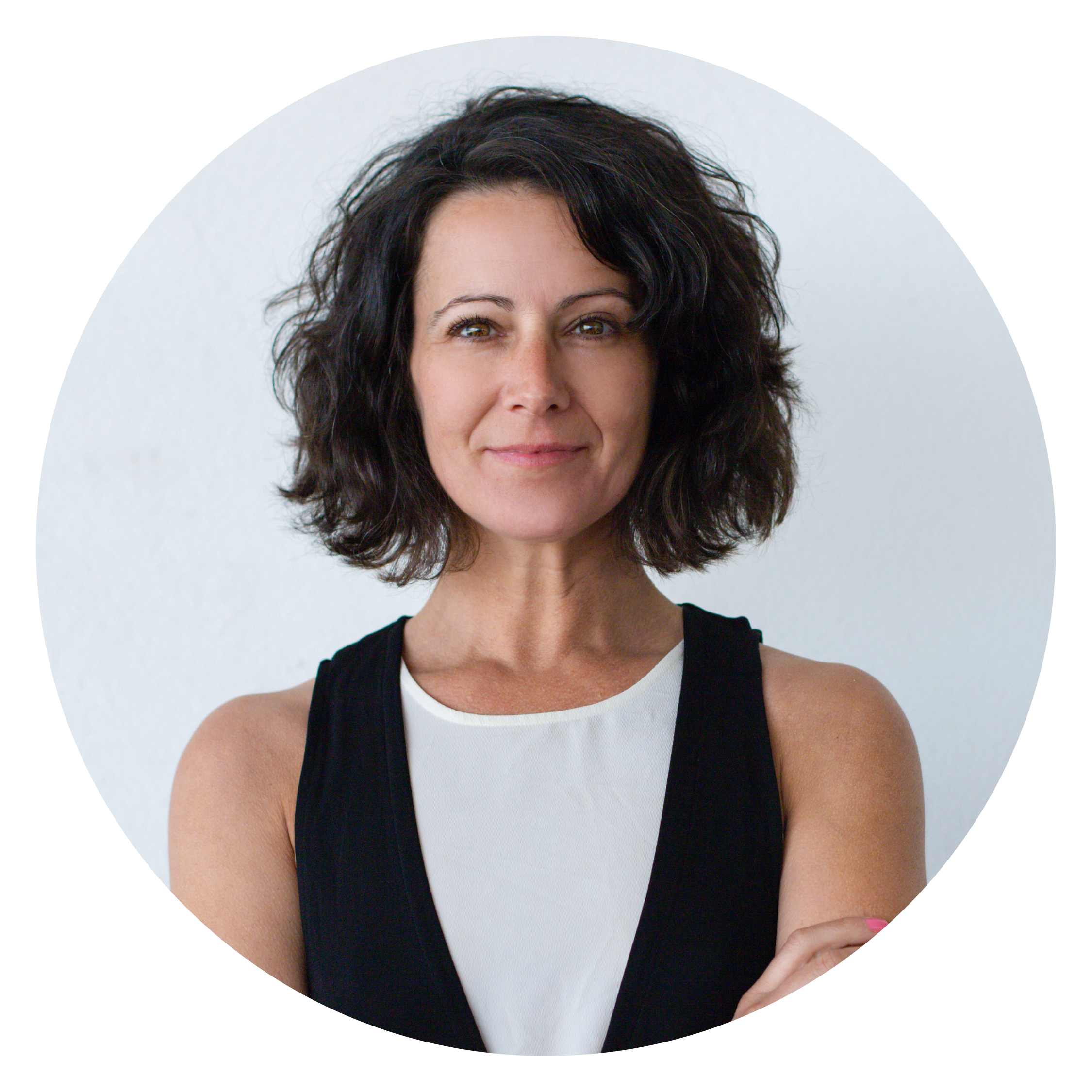 Circle_cheerful-middle-aged-woman-with-curly-hair-01
